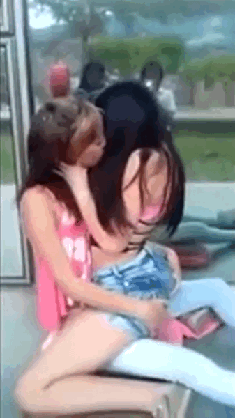 Latinas make out while waiting for the bus