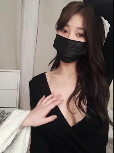 hottie korean display her titty