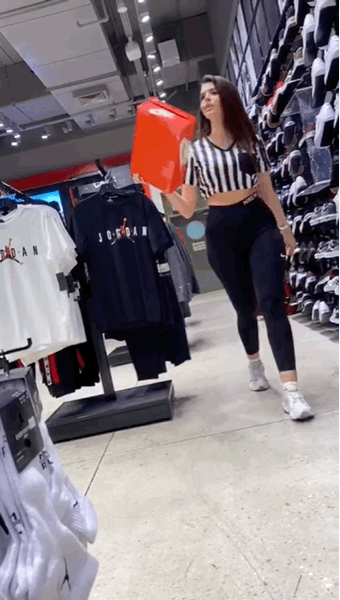 handsome cameltoe caught in the store