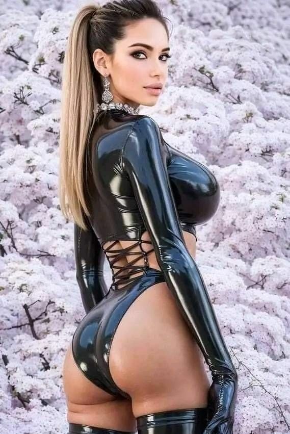 molten blondebrunette in ebony latexleather...