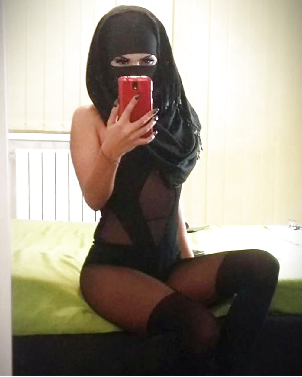 How muslim sluts gets prepared for their cam job 